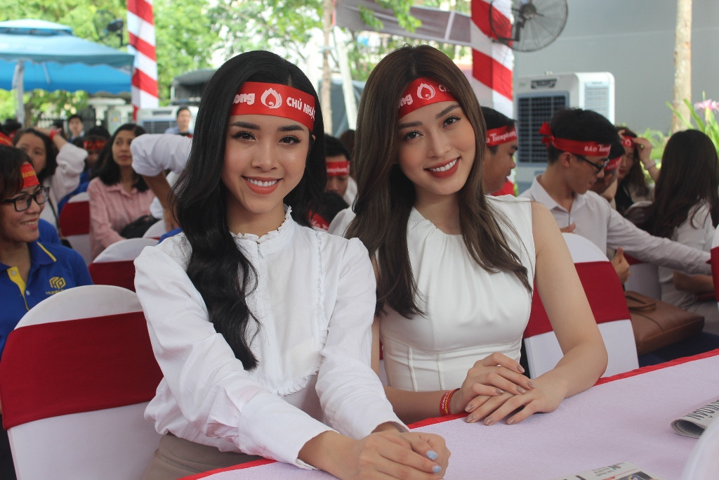 Á hậu Phương Nga và Á hậu Thúy An rạng ngời trong ngày hội hiến máu ảnh 1