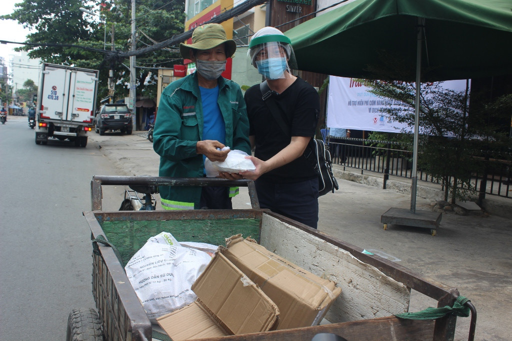 Ca sĩ Sỹ Luân tặng cơm cho người nghèo vượt qua mùa dịch COVID-19 ảnh 9