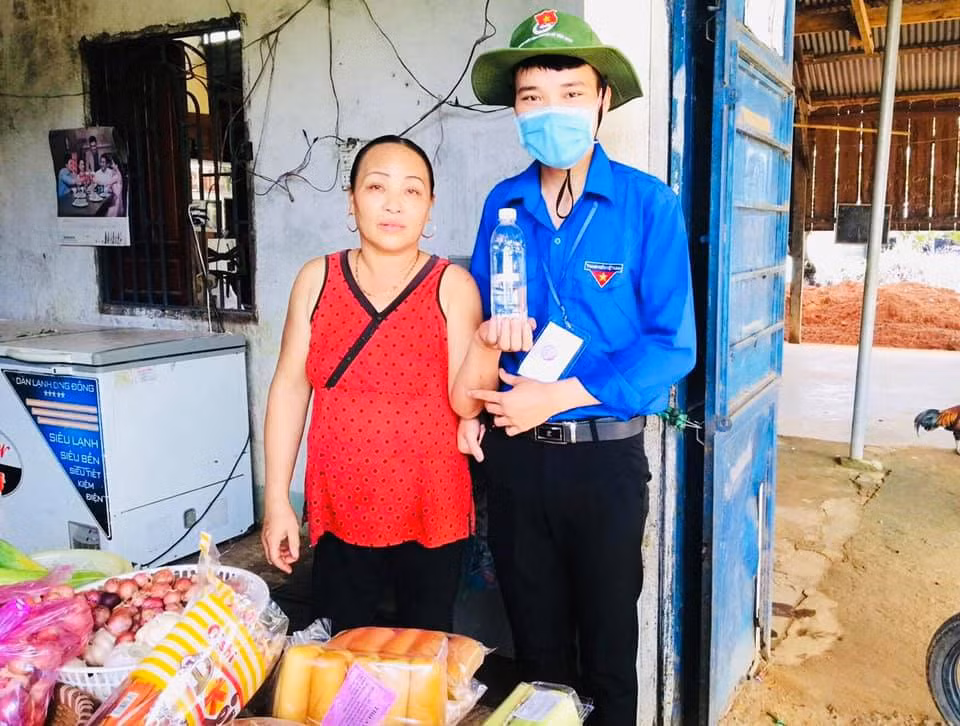 “Tri thức xanh” đến buôn làng tuyên truyền phòng chống dịch COVID-19 ảnh 11