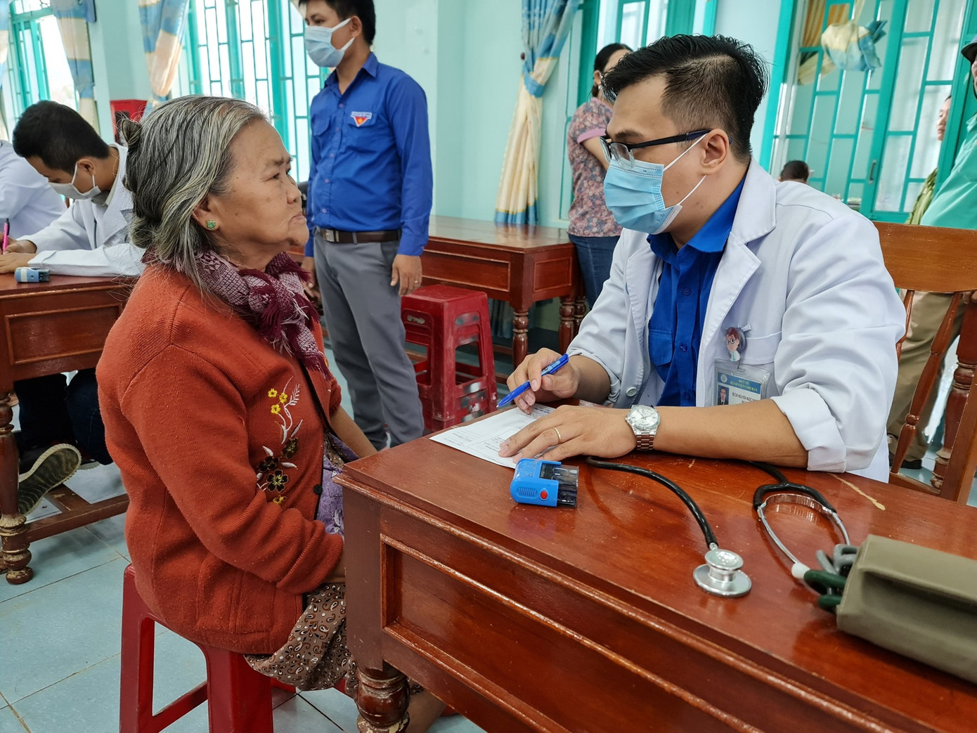 Xắn tay giúp bà con vùng lũ ổn định cuộc sống ảnh 6