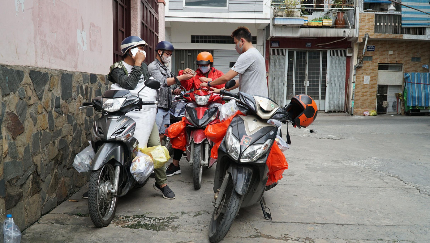 Nhóm bạn trẻ giúp người bán vé số vượt qua dịch COVID-19 ảnh 4