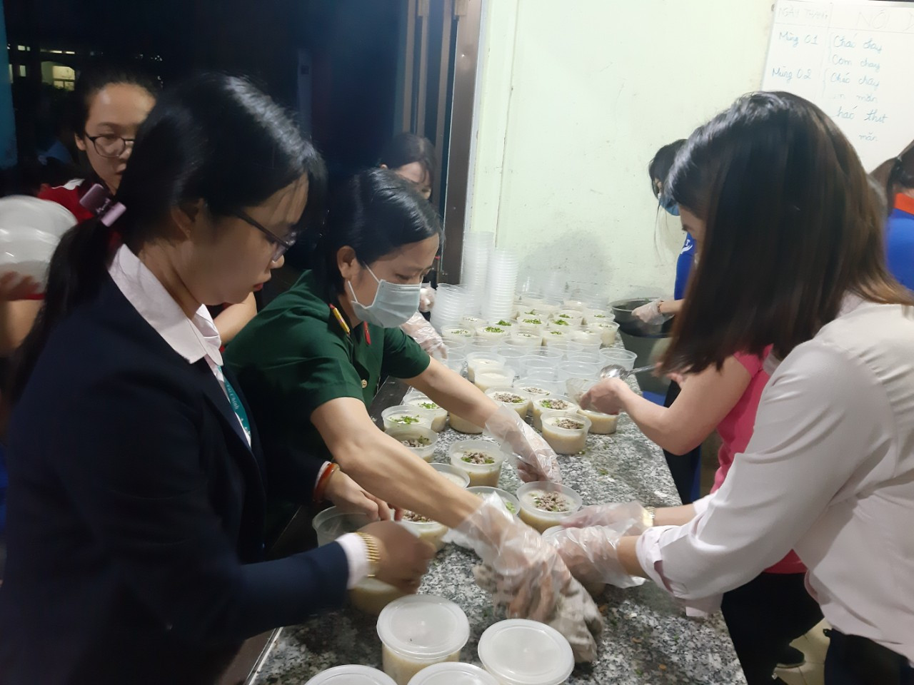 Những suất cháo nghĩa tình ảnh 2