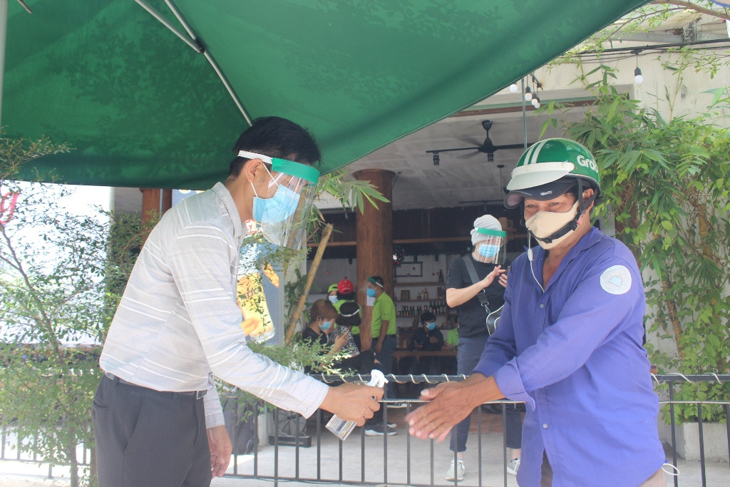 Ca sĩ Sỹ Luân tặng cơm cho người nghèo vượt qua mùa dịch COVID-19 ảnh 5