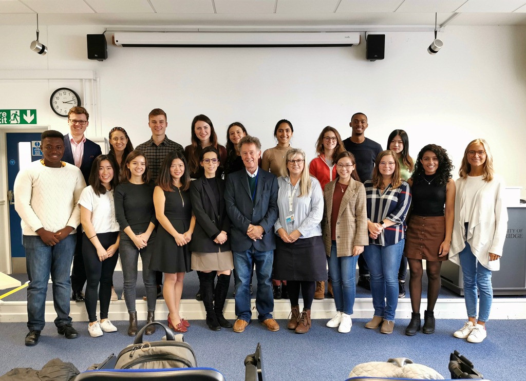 Nữ du học sinh Việt Nam gây chú ý với khóa luận "thời sự" về COVID-19 ảnh 6