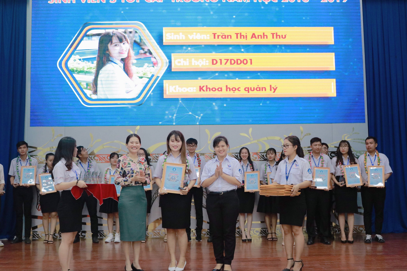 Cô thủ lĩnh sinh viên năng động ảnh 4