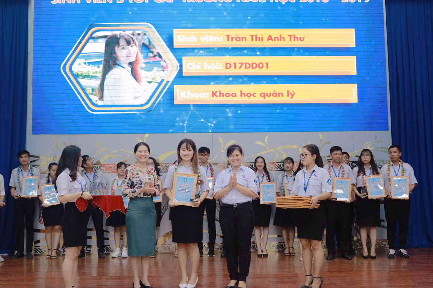 Cô thủ lĩnh sinh viên năng động ảnh 4