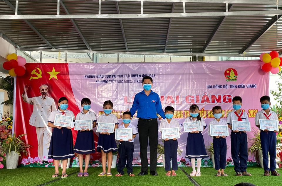 Mang niềm vui đến trẻ em vùng biên giới Tây Nam Bộ ảnh 2