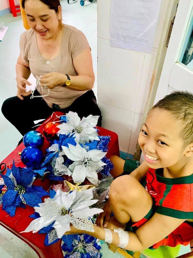 Theo chân ông già Noel mang niềm vui đến các em bệnh nhi ảnh 12