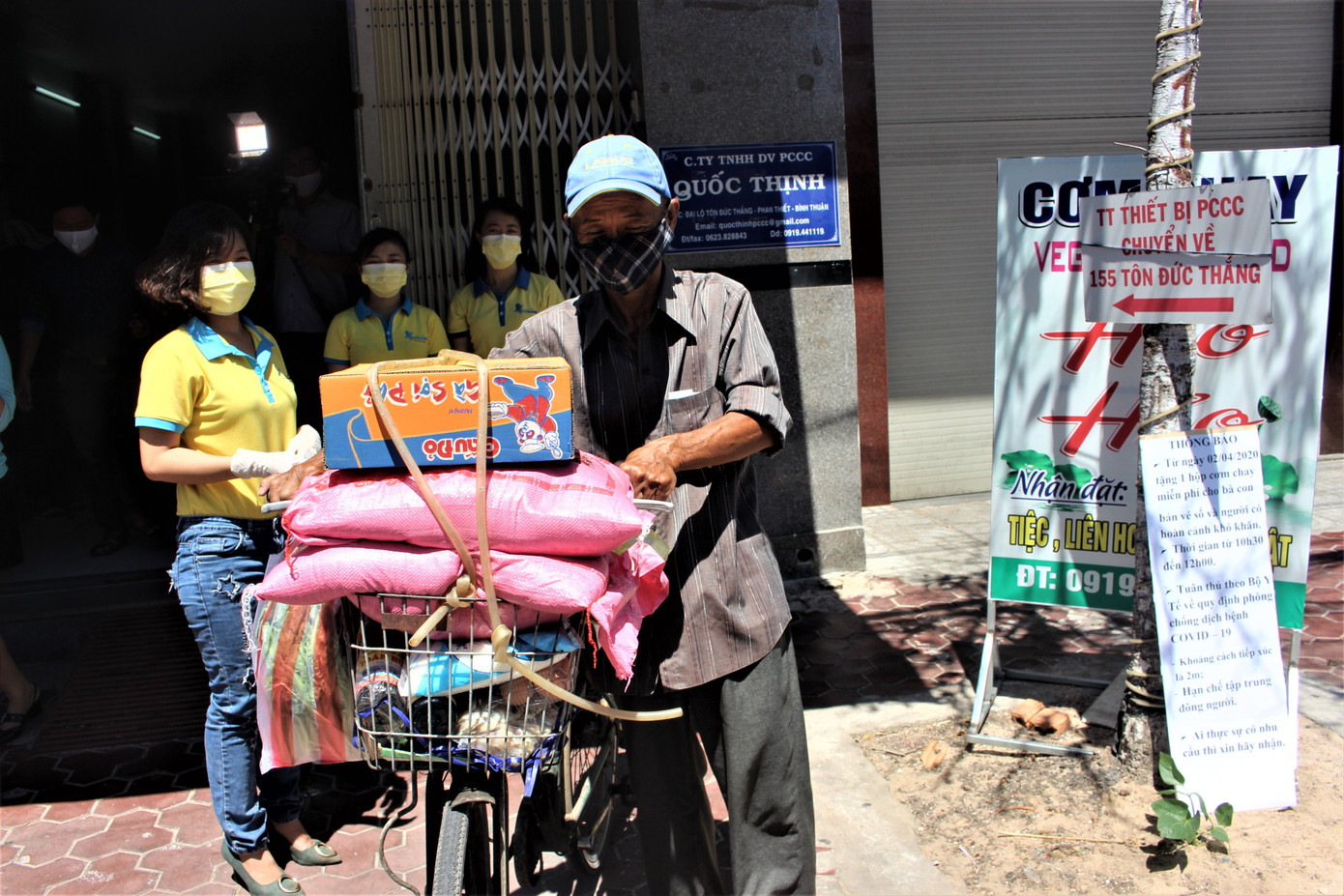 Hội Thiện nguyện Phan Thiết tặng nhiều phần quà cho bà con lao động nghèo ảnh 6