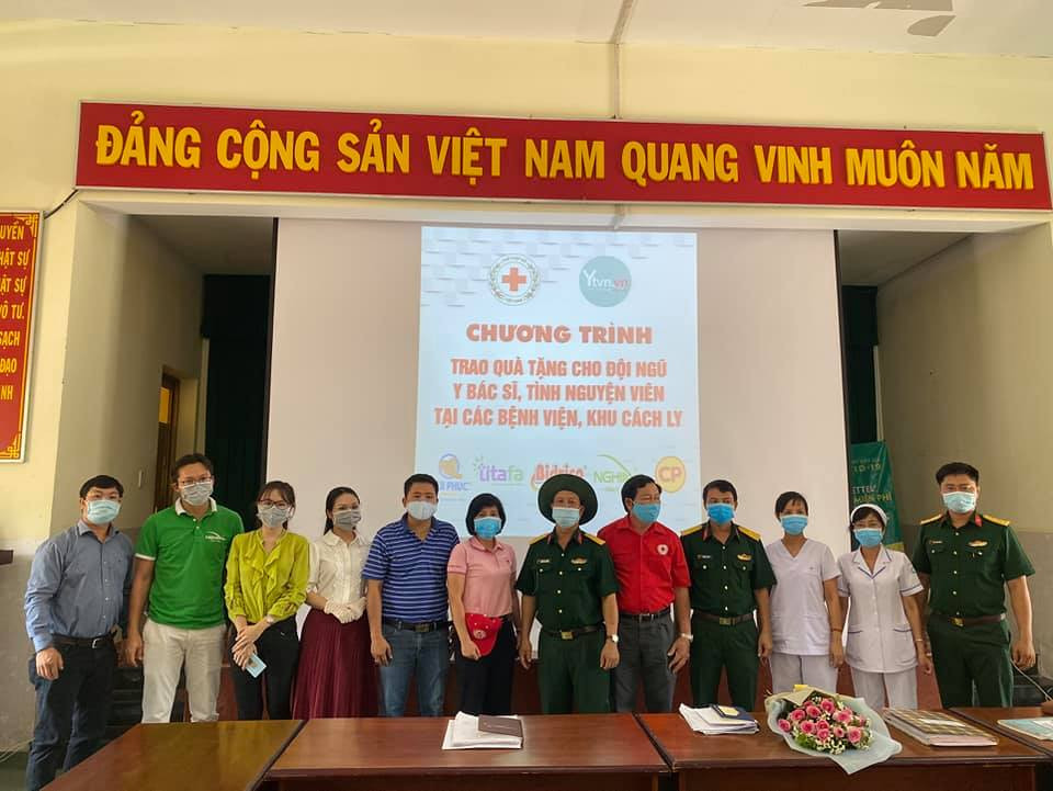 Tặng nhiều phần quà cho tuyến đầu chống dịch ảnh 1