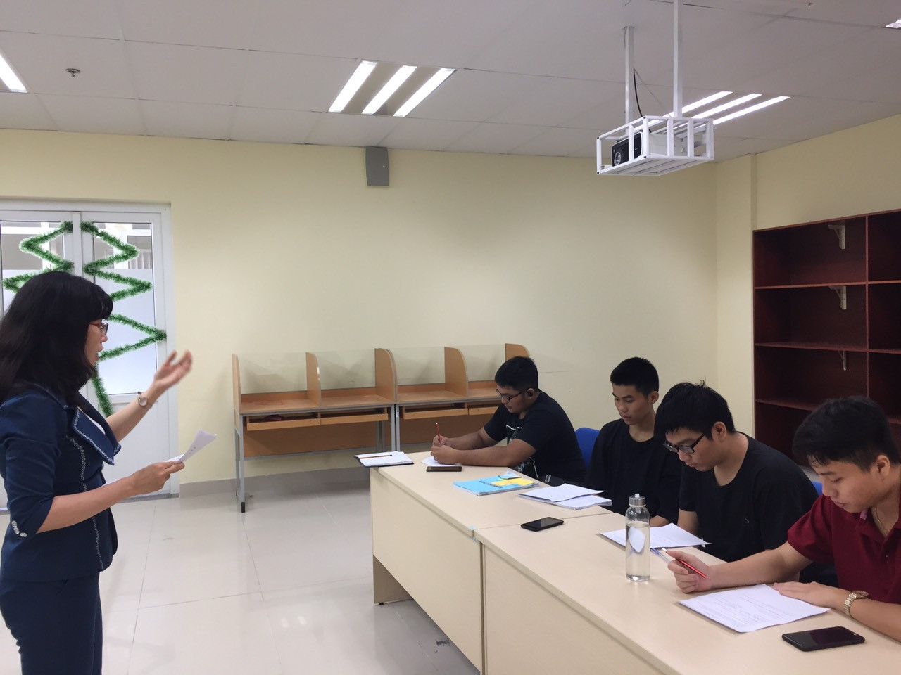 Cô giảng viên trẻ xinh đẹp, say nghề ảnh 3