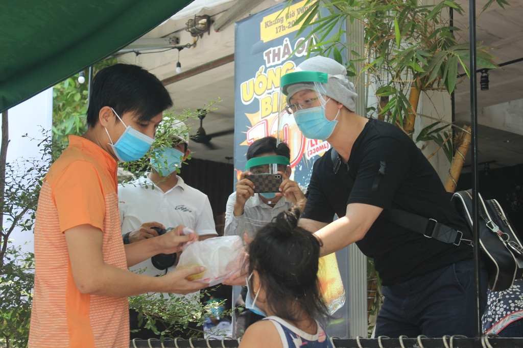Ca sĩ Sỹ Luân tặng cơm cho người nghèo vượt qua mùa dịch COVID-19 ảnh 7