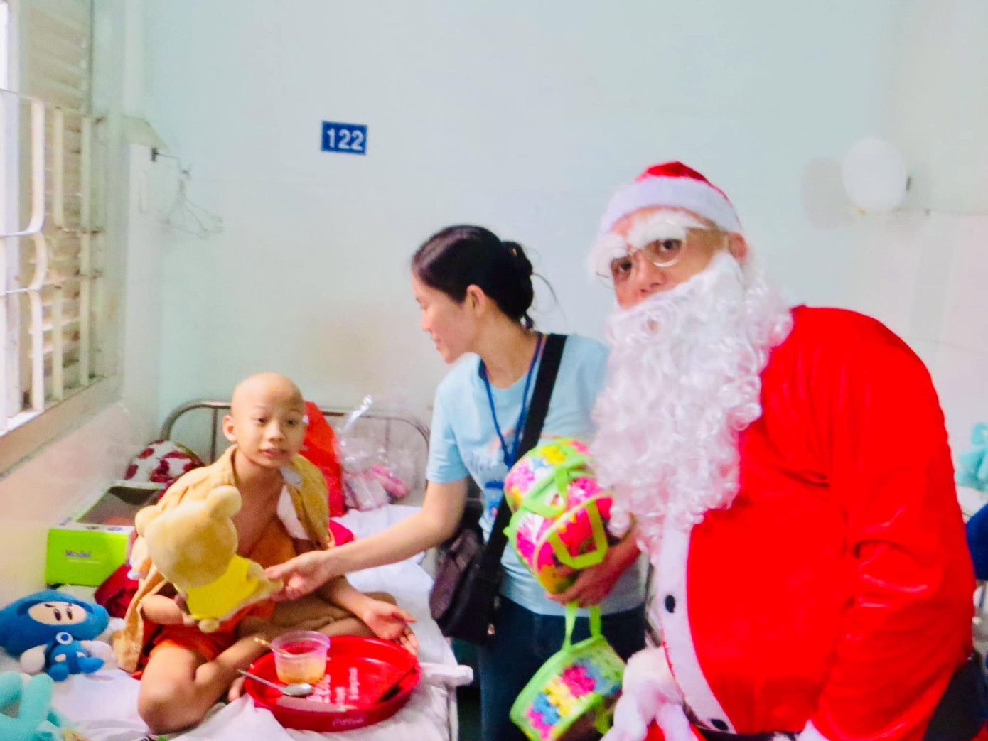 Theo chân ông già Noel mang niềm vui đến các em bệnh nhi ảnh 2