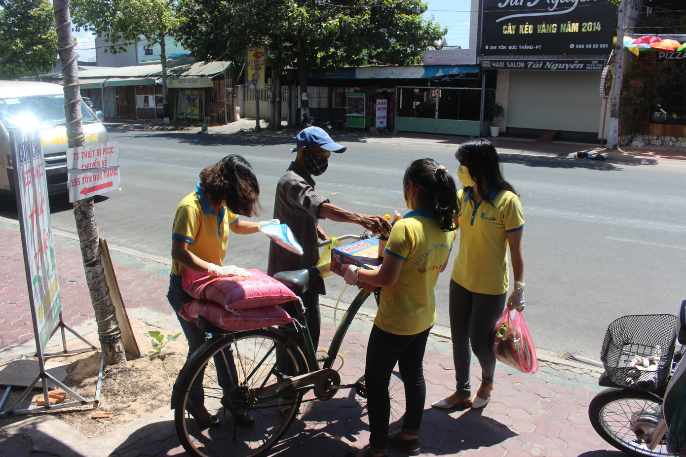 Hội Thiện nguyện Phan Thiết tặng nhiều phần quà cho bà con lao động nghèo ảnh 3