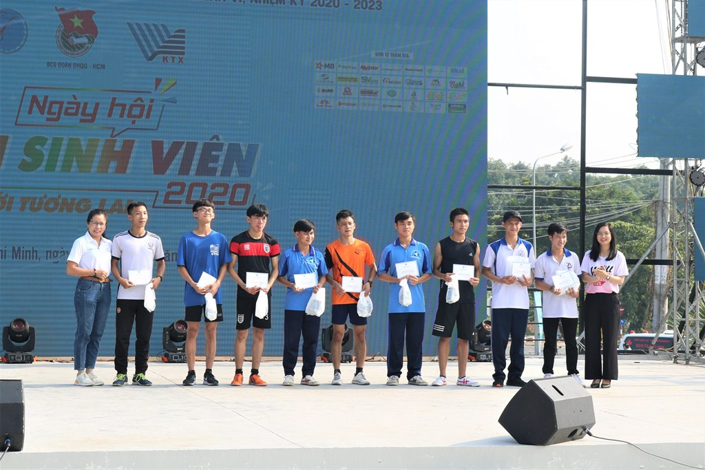 Những khoảnh khắc “bùng nổ” trong “Ngày hội tân sinh viên năm 2020” ảnh 6