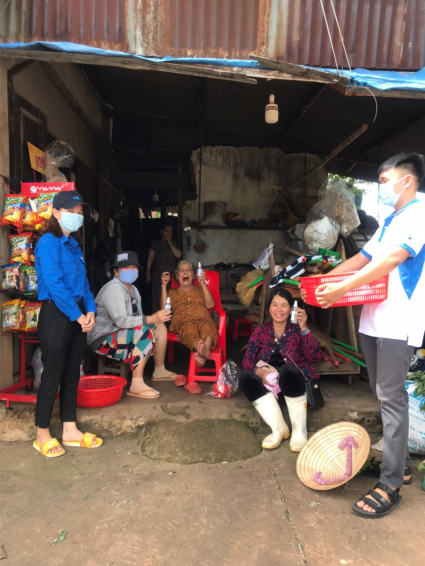 Tuổi trẻ ĐH Công nghệ Miền Đông tích cực chung tay đẩy lùi COVID-19 ảnh 6