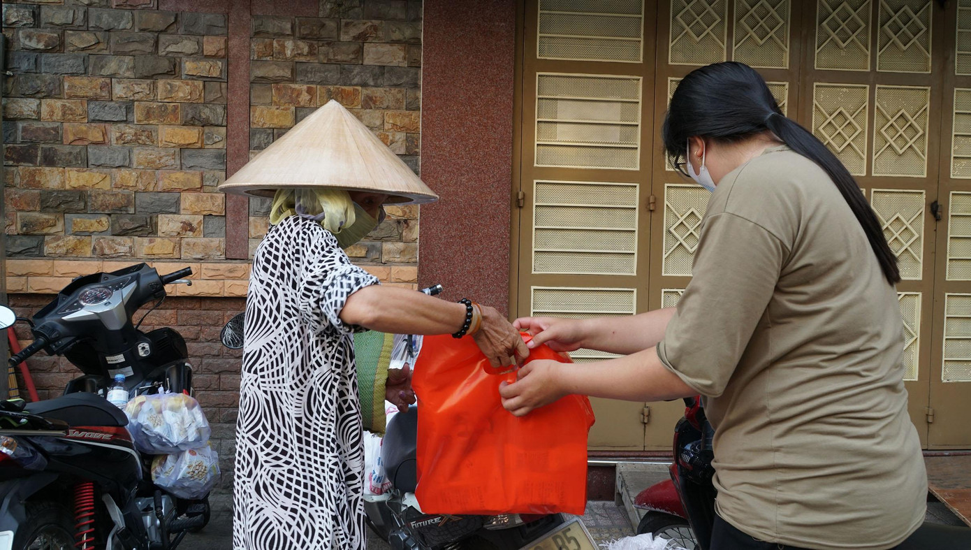 Nhóm bạn trẻ giúp người bán vé số vượt qua dịch COVID-19 ảnh 5