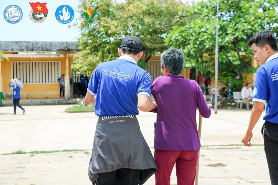 Sinh viên tình nguyện ĐH Y - Dược TP. HCM khám, phát thuốc miễn phí cho người dân Bến Tre ảnh 2