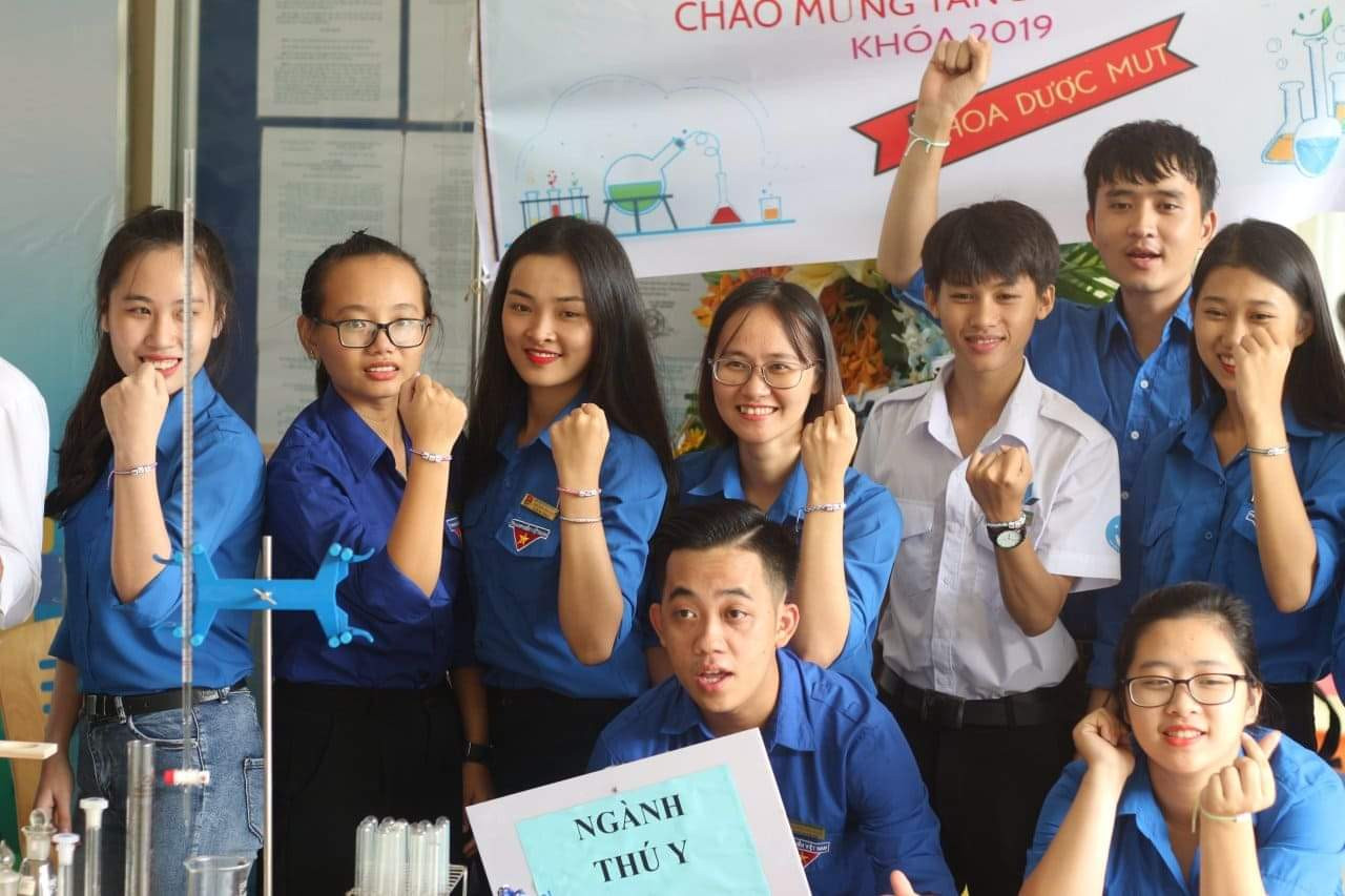 Ngọc (thứ hai, bên trái) hiện là Chủ nhiệm "CLB Sinh viên 5 tốt" trường ĐH Công nghệ Miền Đông. Sao Tháng Giêng Huỳnh Thị Hồng Ngọc: “Để tuổi trẻ của mình không hoài phí” ảnh 4
