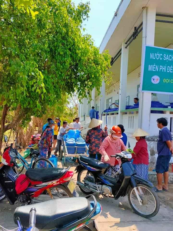 Đội Công tác Xã hội Nhất Tâm tiếp nước sạch cho người dân Bến Tre ảnh 3