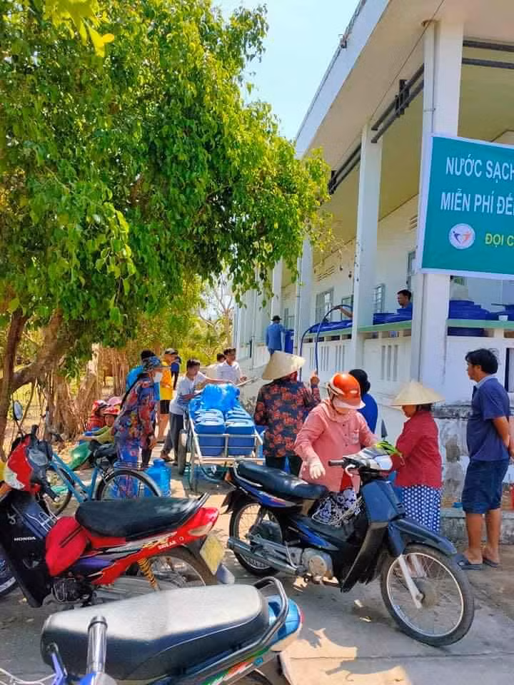 Đội Công tác Xã hội Nhất Tâm tiếp nước sạch cho người dân Bến Tre ảnh 3