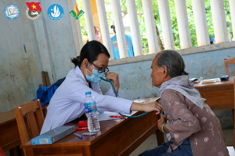 Sinh viên tình nguyện ĐH Y - Dược TP. HCM khám, phát thuốc miễn phí cho người dân Bến Tre ảnh 9