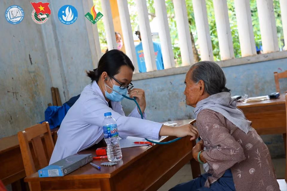 Sinh viên tình nguyện ĐH Y - Dược TP. HCM khám, phát thuốc miễn phí cho người dân Bến Tre ảnh 9