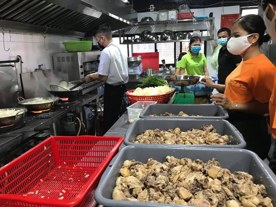 Ca sĩ Sỹ Luân tặng cơm cho người nghèo vượt qua mùa dịch COVID-19 ảnh 14