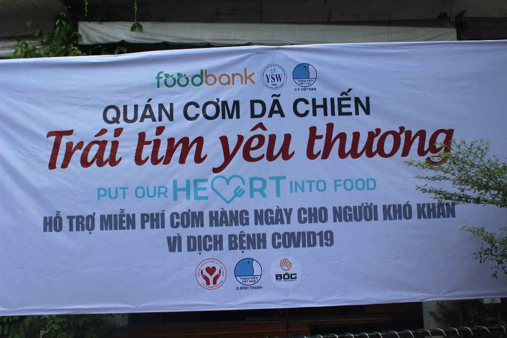 Ca sĩ Sỹ Luân tặng cơm cho người nghèo vượt qua mùa dịch COVID-19 ảnh 1