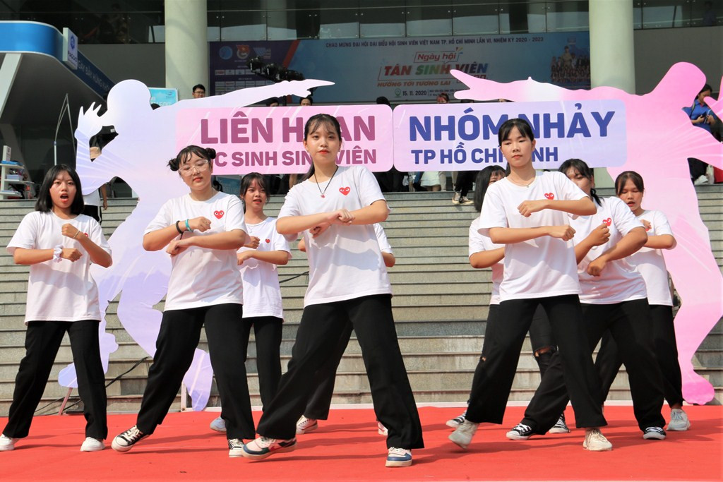 Những khoảnh khắc “bùng nổ” trong “Ngày hội tân sinh viên năm 2020” ảnh 9