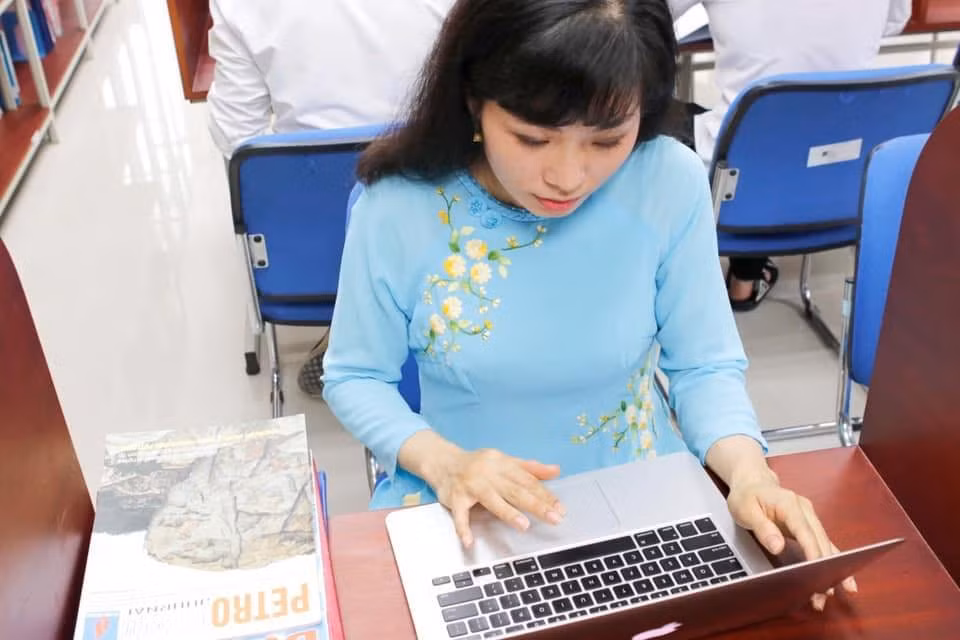 Cô giảng viên trẻ xinh đẹp, say nghề ảnh 1