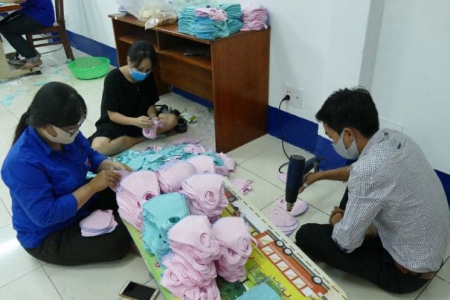 Tặng 12.000 khẩu trang vải cho người có hoàn cảnh khó khăn ảnh 1