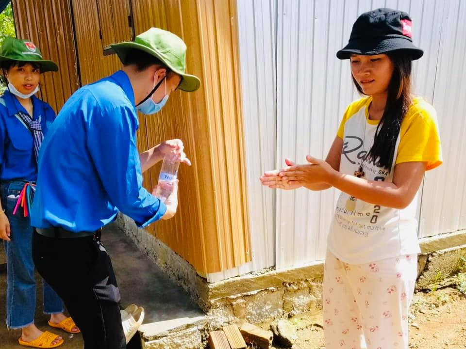 “Tri thức xanh” đến buôn làng tuyên truyền phòng chống dịch COVID-19 ảnh 8