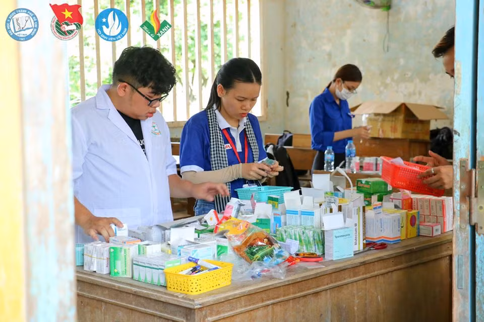 Sinh viên tình nguyện ĐH Y - Dược TP. HCM khám, phát thuốc miễn phí cho người dân Bến Tre ảnh 7