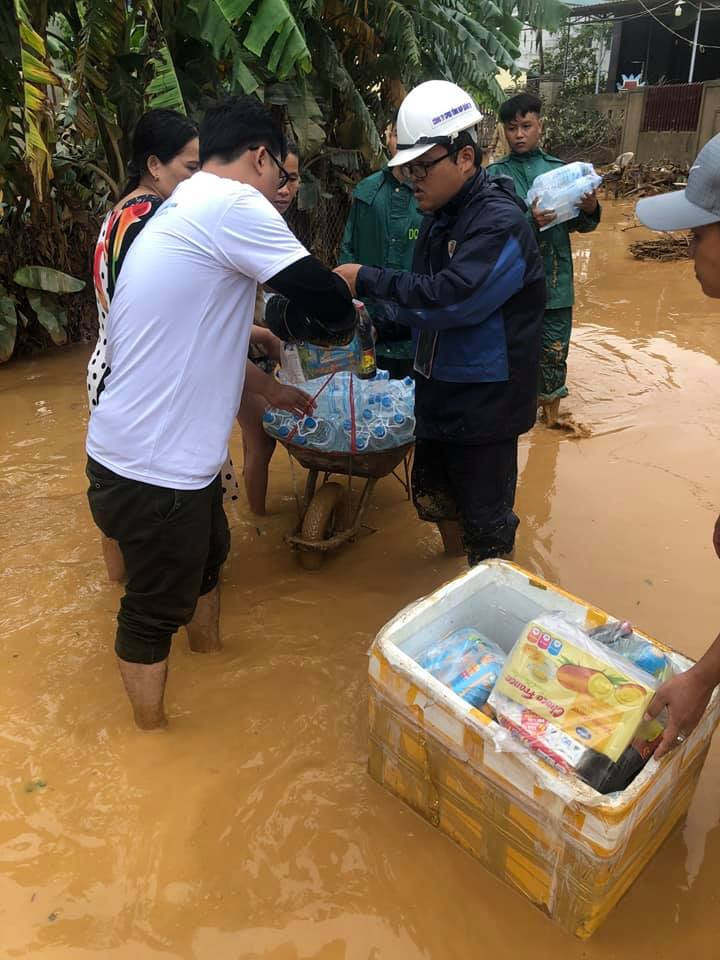 Chia sẻ với bà con vùng lũ miền Trung ảnh 1