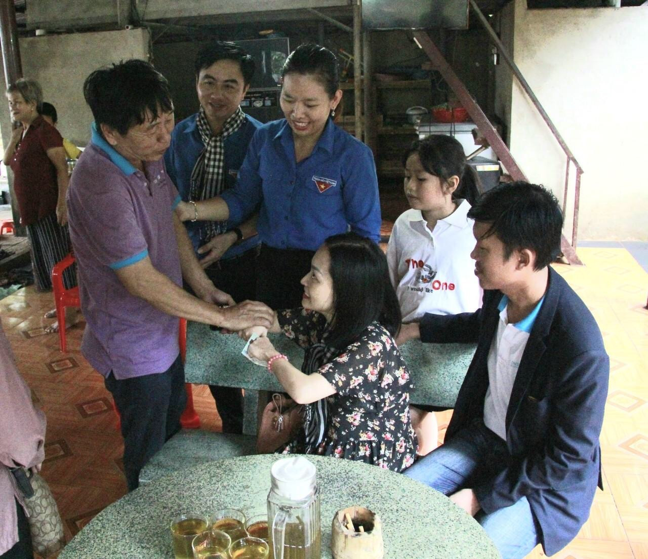 “Ấm áp nghĩa tình biên giới” ảnh 2