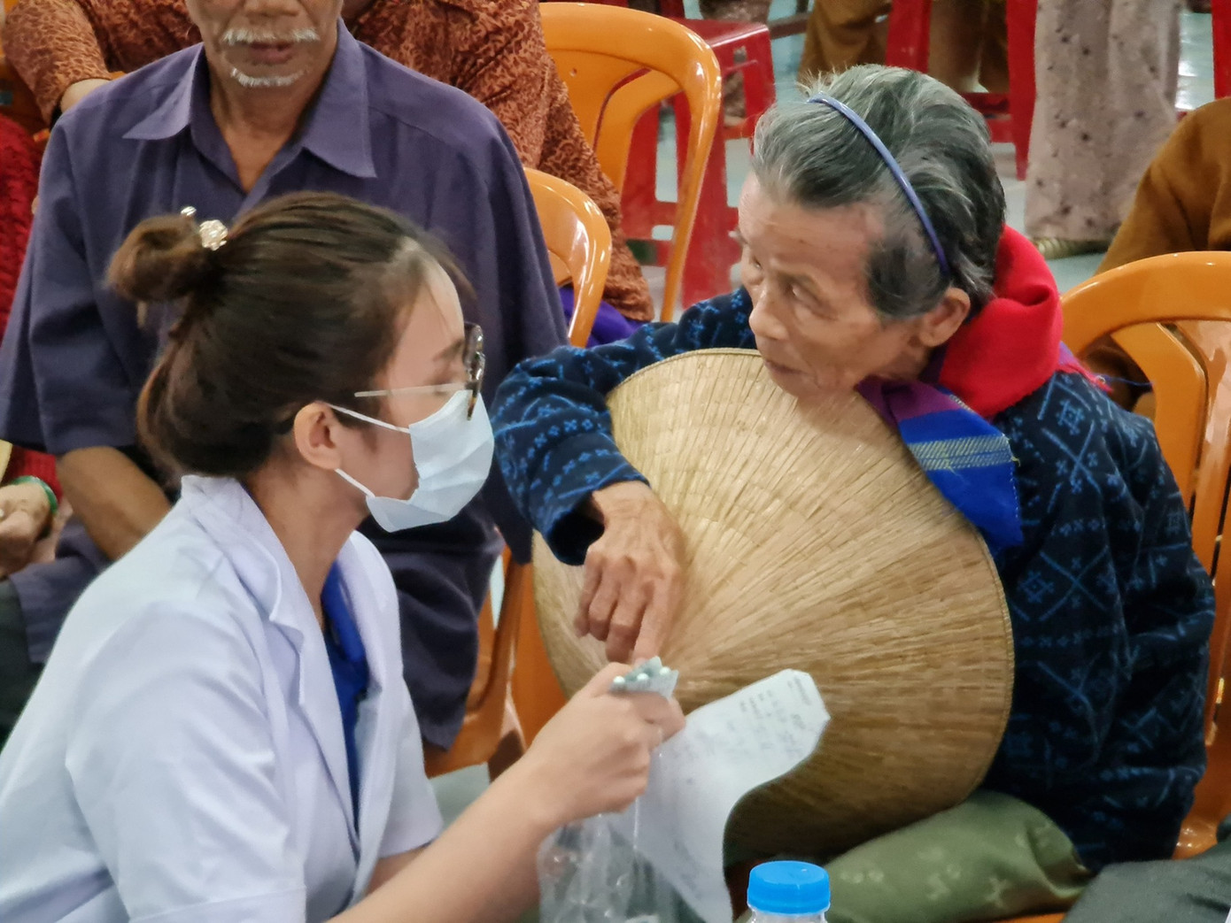 Xắn tay giúp bà con vùng lũ ổn định cuộc sống ảnh 3