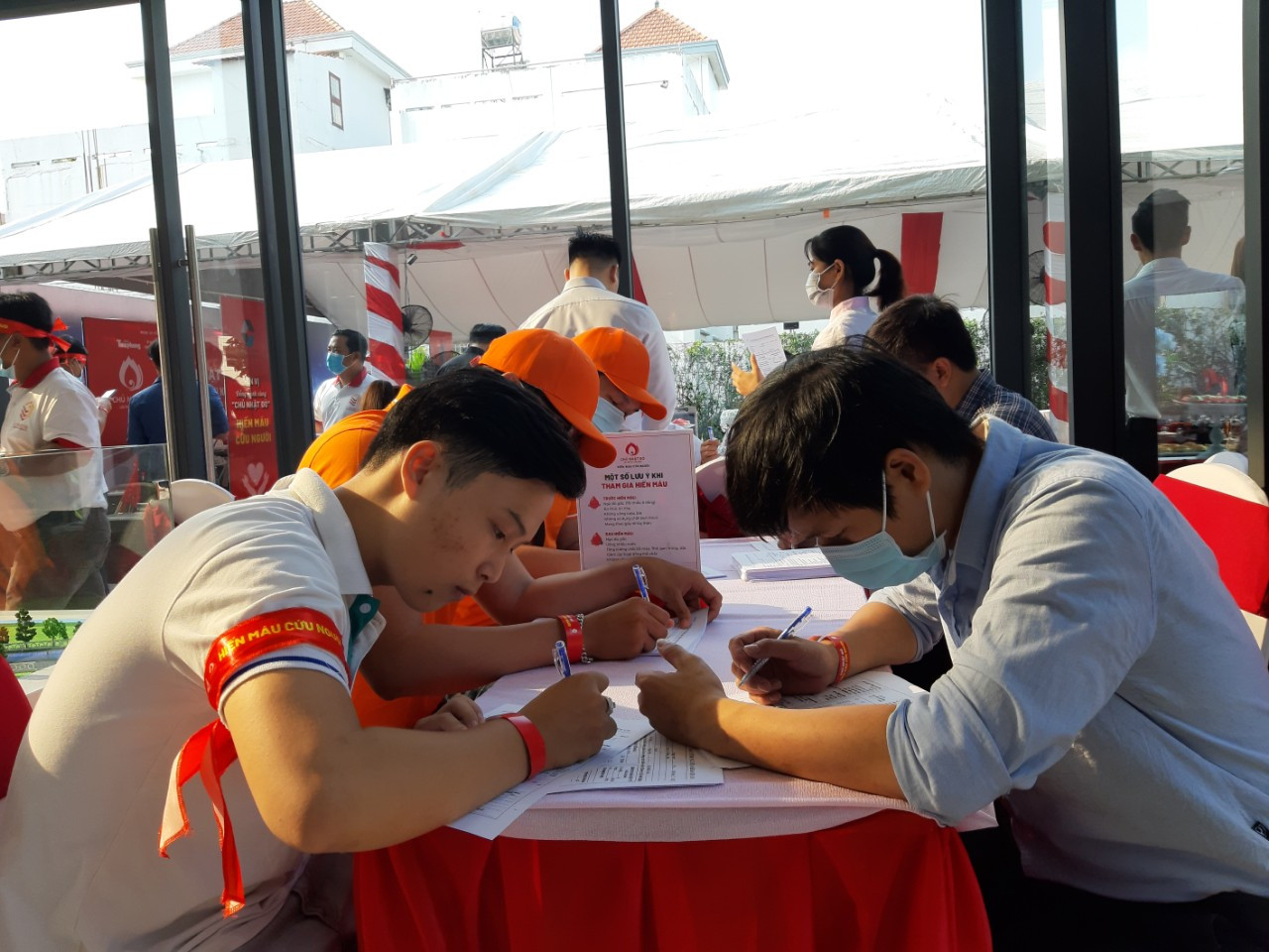 Tưng bừng ngày hội hiến máu “Chủ Nhật Đỏ” lần thứ XII, tại Bình Dương ảnh 12