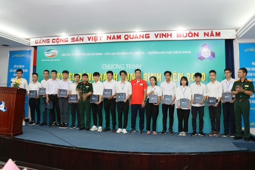 Quế Ngọc Hải, Bùi Tiến Dũng giao lưu cùng sinh viên trường ĐH Bách khoa TP. HCM ảnh 2