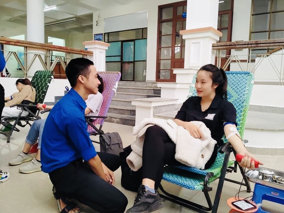 300 sinh viên trường ĐH Đà Lạt tham gia “Ngày hội hiến máu” ảnh 8