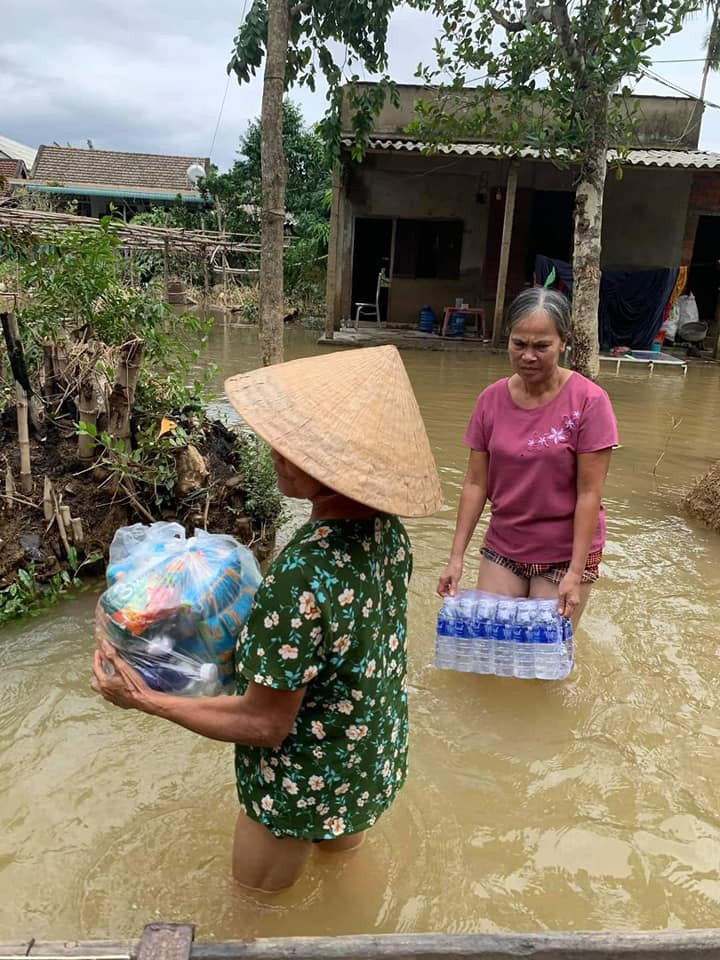 Chia sẻ với bà con vùng lũ miền Trung ảnh 11