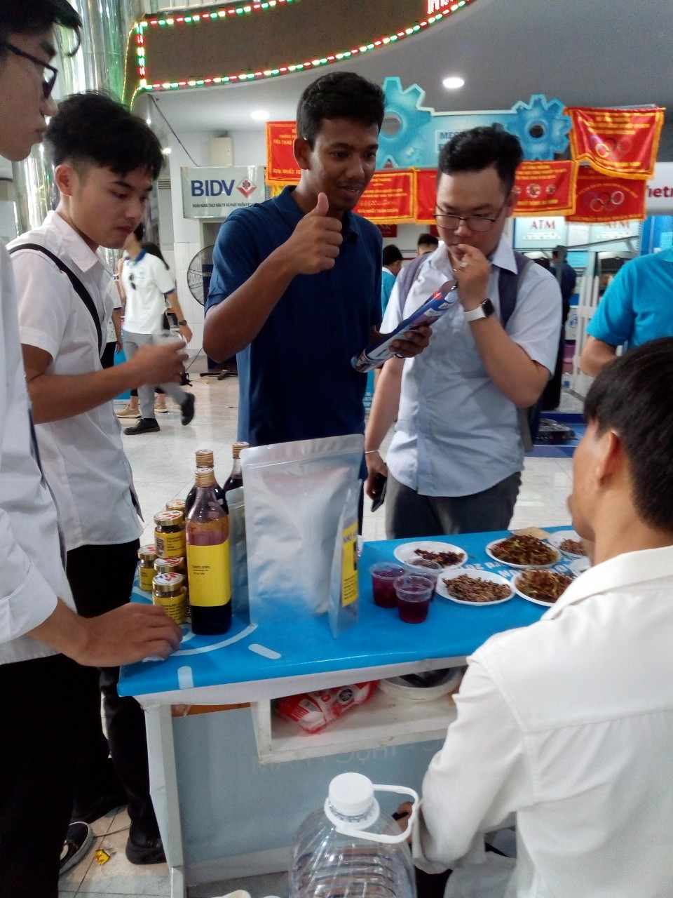 Thư và nhóm của mình cũng hay tham gia các triển lãm do nhà trường tổ chức. (Ảnh: NVCC) Nghiên cứu để khởi nghiệp, tại sao không? ảnh 5