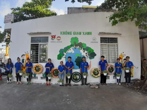 Các bạn trẻ cùng hưởng ứng chiến dịch “Thành phố xanh” ảnh 2