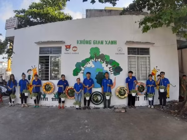 Các bạn trẻ cùng hưởng ứng chiến dịch “Thành phố xanh” ảnh 2