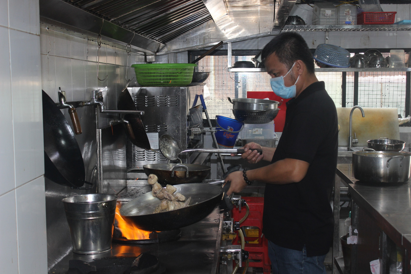 Ca sĩ Sỹ Luân tặng cơm cho người nghèo vượt qua mùa dịch COVID-19 ảnh 13