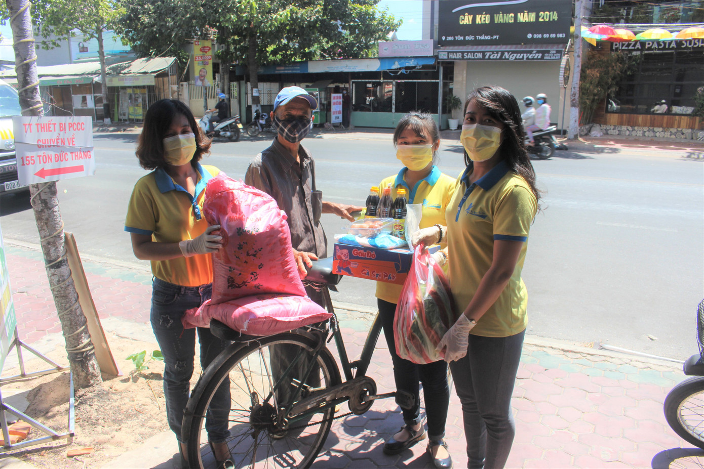 Hội Thiện nguyện Phan Thiết tặng nhiều phần quà cho bà con lao động nghèo ảnh 7