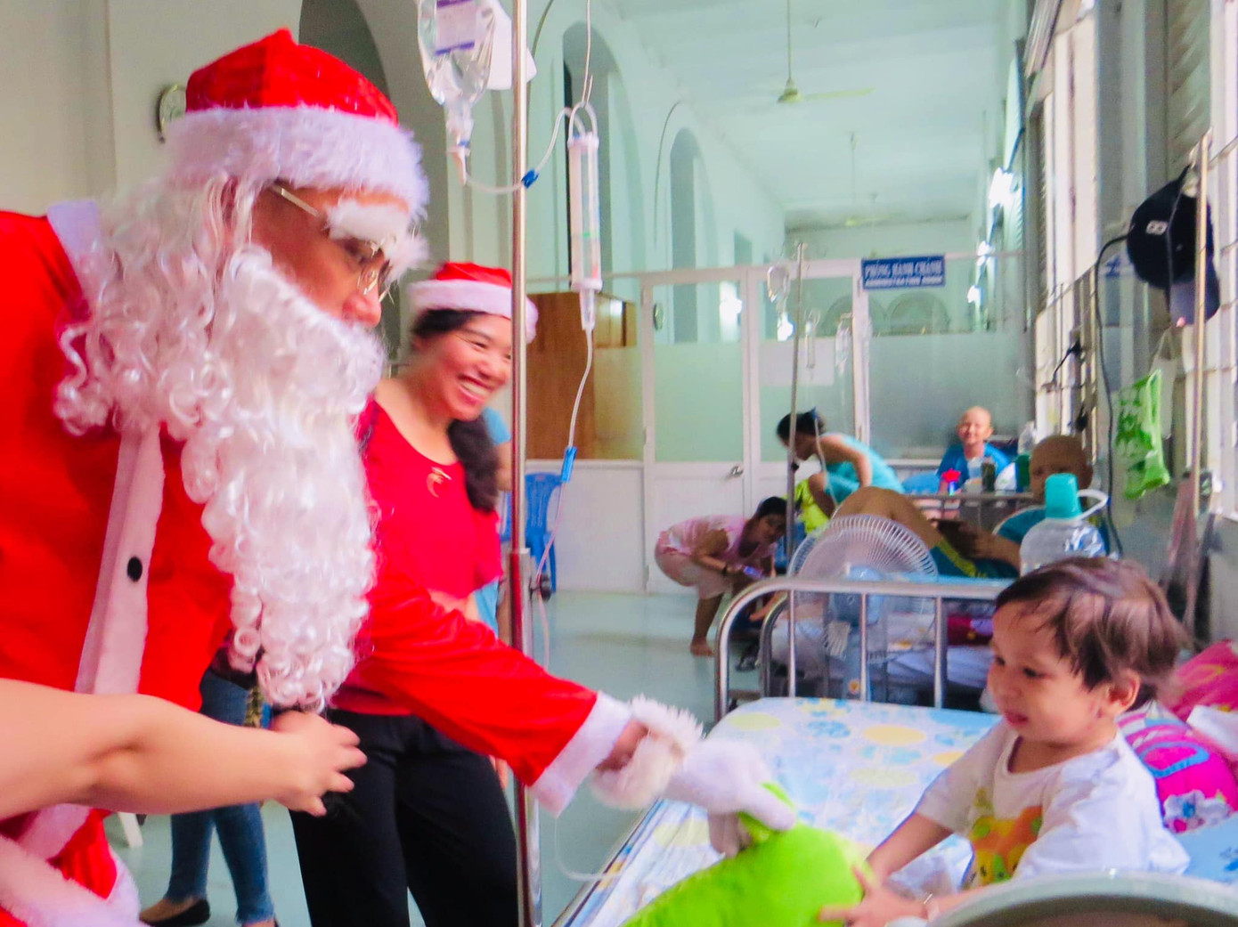 Theo chân ông già Noel mang niềm vui đến các em bệnh nhi ảnh 1