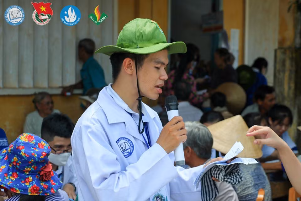 Sinh viên tình nguyện ĐH Y - Dược TP. HCM khám, phát thuốc miễn phí cho người dân Bến Tre ảnh 3