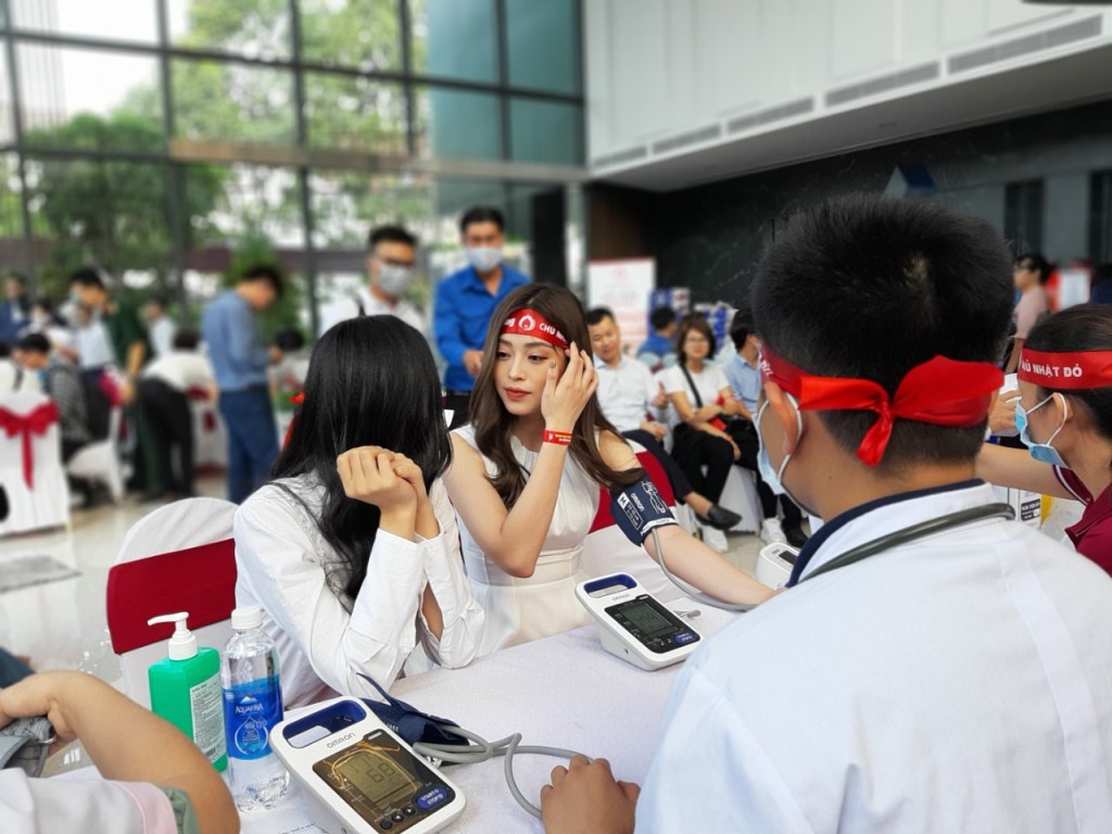 Á hậu Phương Nga và Á hậu Thúy An rạng ngời trong ngày hội hiến máu ảnh 5