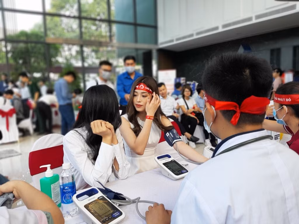 Á hậu Phương Nga và Á hậu Thúy An rạng ngời trong ngày hội hiến máu ảnh 5